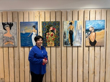 Die Künstlerin Sabina Reifenrath vor 5 Frauen-Bildern